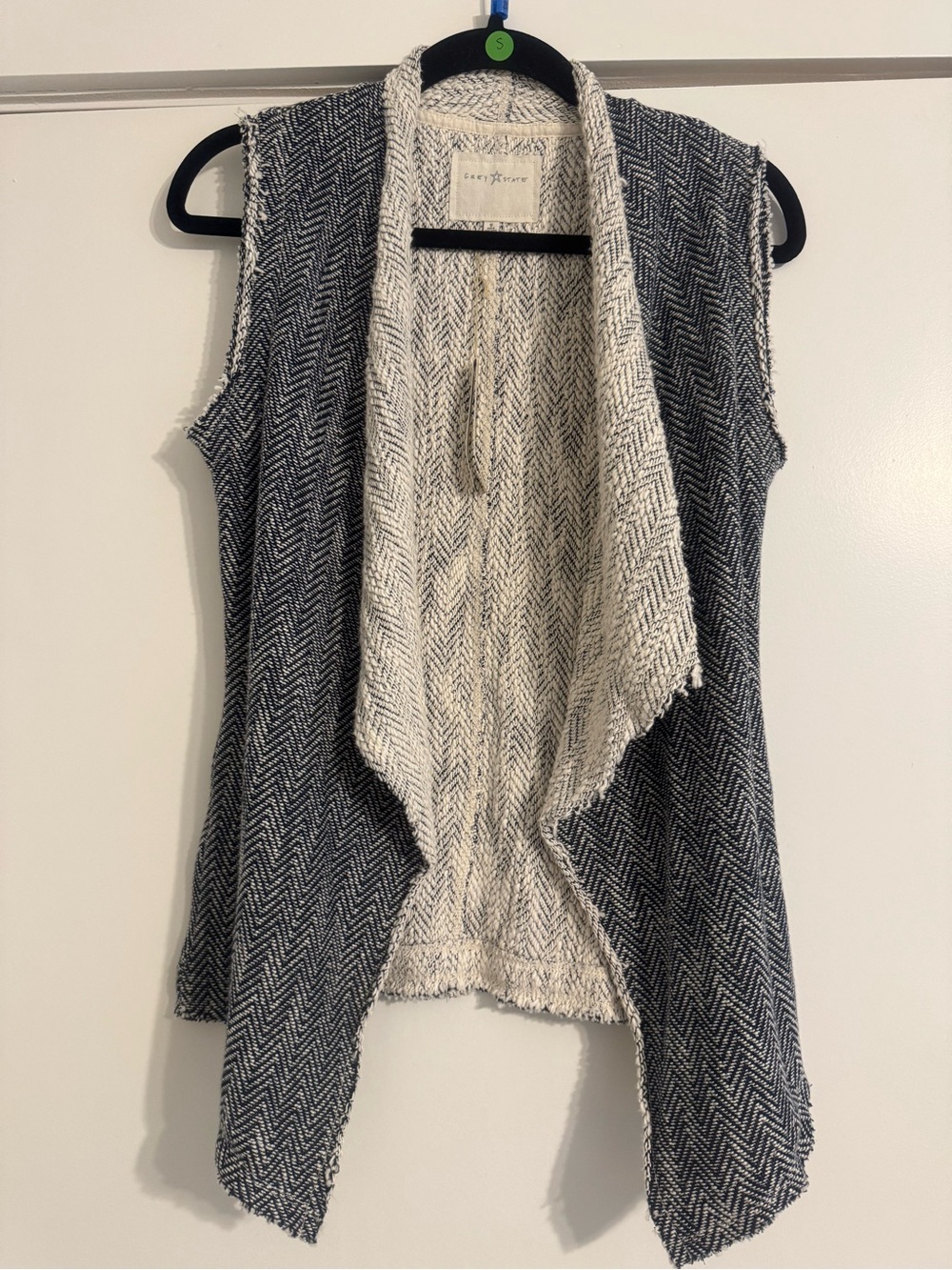 Grey State Open-Front Herringbone Knit Vest in Dark Navy & Cream